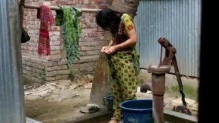 desi girl bathing outdoor for full video on Xvideos tv