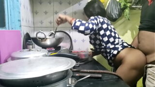 Kitchen me saree utha ke bhabhi ki chudai Video