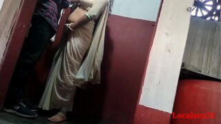 Village Desi House Wife Pussie Fucking By Husband in Bathroom Sex